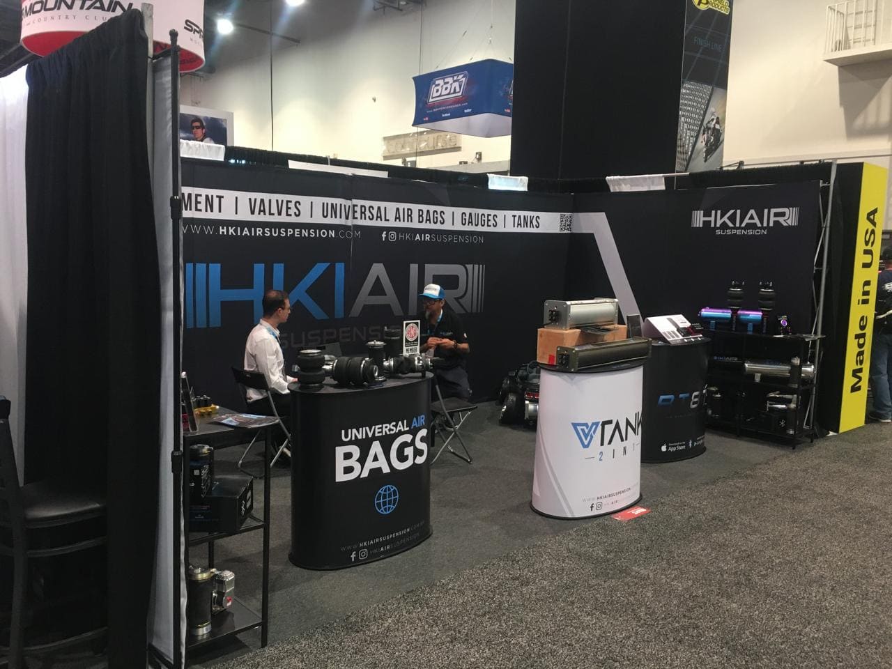 Estande da HKI Air Suspension no SEMA Show