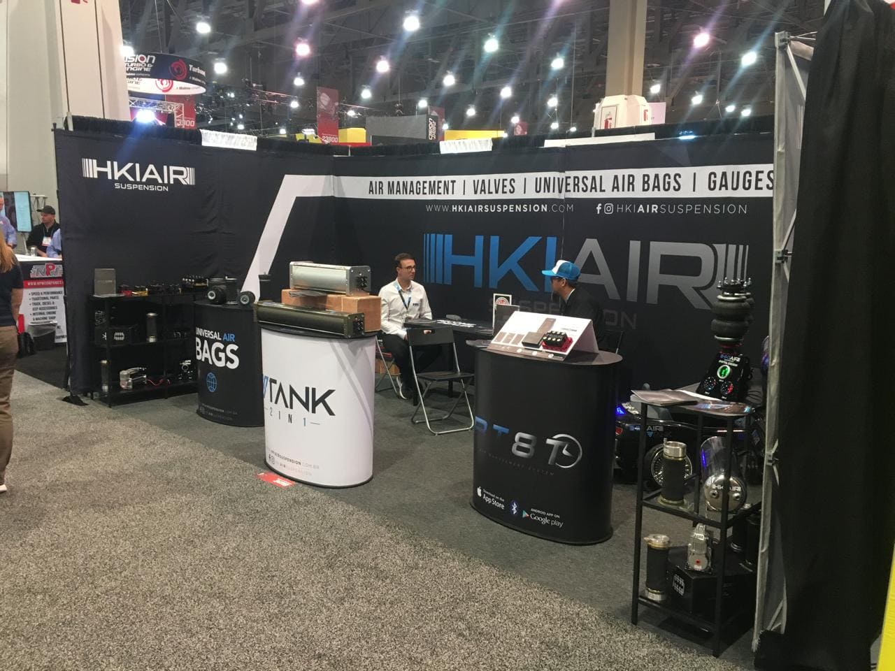 Equipe HKI Air Suspension no estande do SEMA Show
