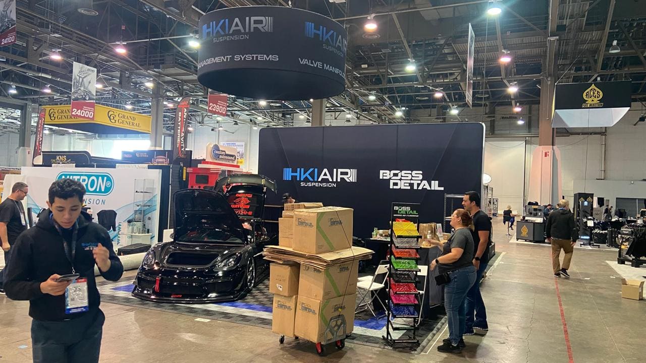 Montagem do estande HKI Air Suspension no SEMA Show