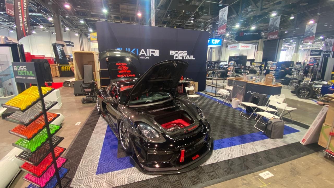Veículo esportivo preparado com identidade HKI Air Suspension