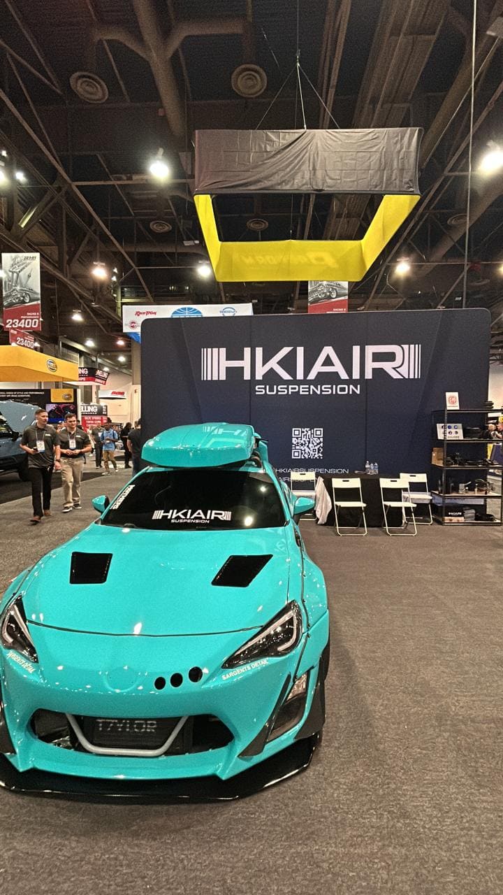 Veículo com adesivo HKI Air Suspension no SEMA Show